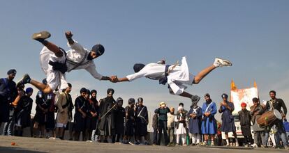 Danza tradicional india durante una procesión religiosa en Jammu.