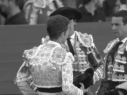 Calerito, de espaldas, durante la ceremonia de la alternativa, en presencia de Manzanares y Roca Rey.