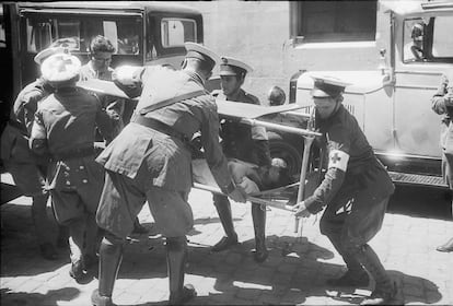 El valenciano Agustí Centelles (1909-1985) fue uno de los pocos fotógrafos que tomó imágenes de los primeros momentos de la Guerra Civil en Barcelona. En la imagen, uno de los primeros muertos republicanos es llevado en camilla al hospital Clínic.