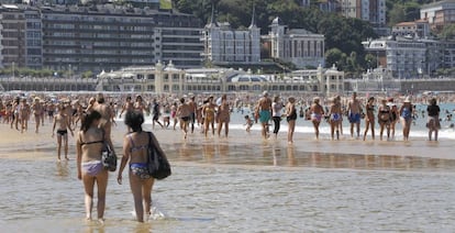 Turistas en la playa de La Concha, en San Sebastián.
