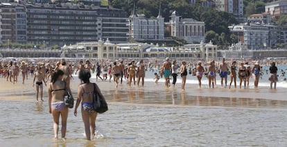 Turistas en la playa de La Concha, en San Sebasti&aacute;n.