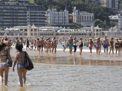 Turistas en la playa de La Concha, en San Sebasti&aacute;n.