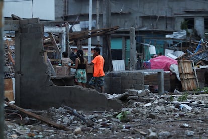 Personas recorren los escombros cerca de la entrada a Acapulco, este miércoles.