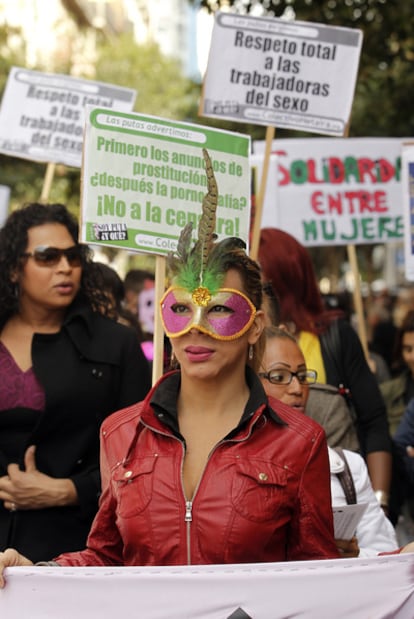 Una prostituta transexual, en la cabecera de la manifestación por la calle de la Montera.