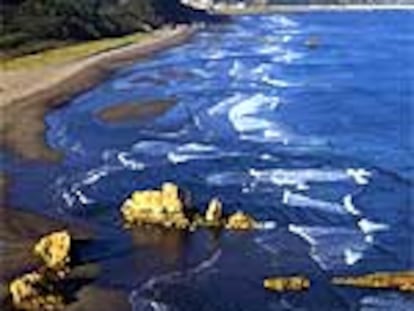 El playón de Bayés, en el concejo asturiano de Castrillón, es uno de los arenales que recorre la ruta Costa Norte.