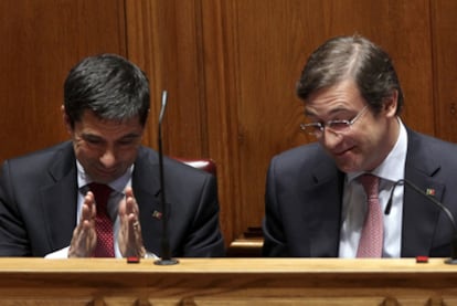El primer ministro, Pedro Passos Coelho (derecha), y el ministro de Finanzas, Vítor Gaspar.