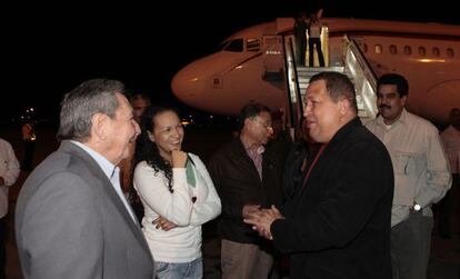 Ra&uacute;l Castro y Hugo Ch&aacute;vez, a la llegada de este a La Habana.