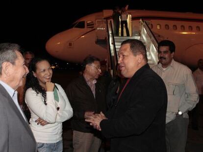 Raúl Castro y Hugo Chávez, a la llegada de este a La Habana.