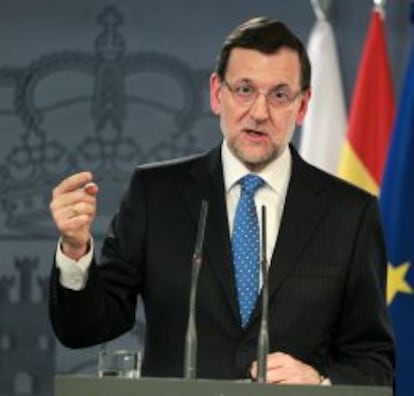 GRA380. MADRID, 23/04/2013.- El presidente del Gobierno, Mariano Rajoy, durante la rueda de prensa que ha ofrecido junto al primer ministro de la Rep&uacute;blica Eslovaca, Robert Fico, tras la reuni&oacute;n mantenida esta mediod&iacute;a en el Palacio de la Moncloa, en Madrid. EFE/Zipi