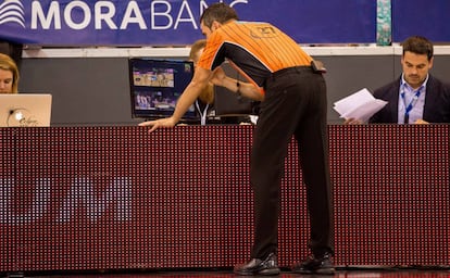 El &aacute;rbitro Alberto Conde revisa el Instant Replay en un partido de la ACB.