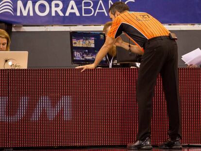 El &aacute;rbitro Alberto Conde revisa el Instant Replay en un partido de la ACB.