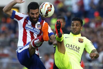 Alves disputa la pilota amb Arda.