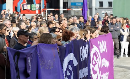 Concentración convocada este domingo por el movimiento feminista de Pasaia en protesta por el asesinato machista de este sábado en esta localidad guipuzcoana.