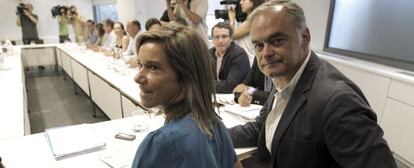 La vicesecretaria general de Organización del PP, Ana Mato, junto al vicesecretario de Comunicación, Enrique González Pons, ha presidido la reunión del Comité de Campaña del partido.