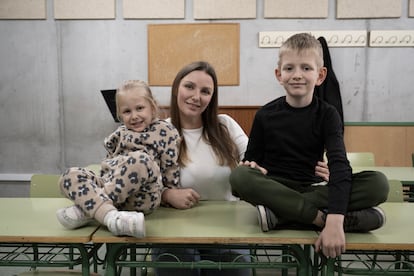 Valeria Chernukha con su hijo Marc de 6 años y su hija Mariana de 3. En el interior de un aula.