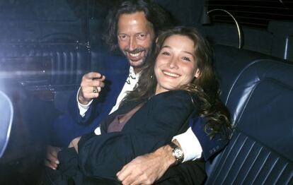 Eric Clapton junto a Carla Bruni, en octubre de 1989 en Nueva York.