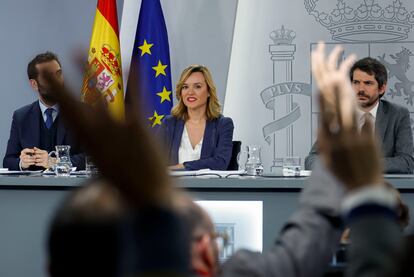 Los ministros Carlos Cuerpo, Pilar Alegría y Ernest Urtasun durante la rueda de prensa posterior al Consejo de Ministros, intervienen sobre la trama de corrupción del caso Koldo después de que José Luis Ábalos se pase al Grupo Mixto.