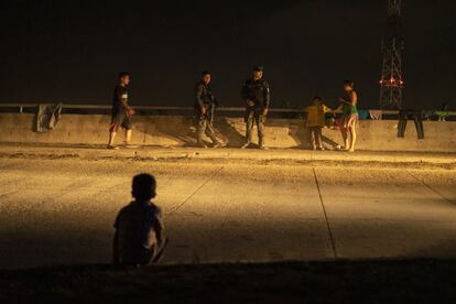 El puente Chamalecón, de San Pedro Sula, se ha convertido en el refugio en el cual pasan la noche muchas familias.