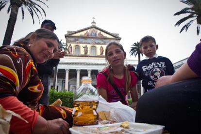 Mujeres y niños gitanos, en el parque adyacente a la basílica de San Pablo Extramuros.