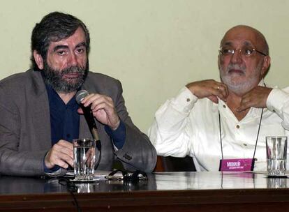 Los escritores Antonio Muñoz Molina y Juan Gossaín participan en Medellín en un encuentro dedicado al periodismo y la literatura dentro de las actividades paralelas al congreso que se celebra en Cartagena.