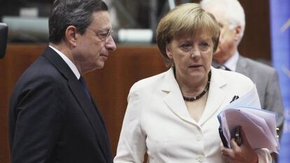 El presidente del BCE, Mario Draghi, y la canciller alemana, Angela Merkel. 