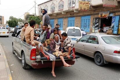 Varios yemeníes desplazados, procedentes de la ciudad portuaria de Al Hudeida, circulan en camioneta por las calles de Saná (Yemen).