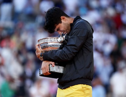 Carlos Alcaraz con el trofeo, tras ganar la final de Roland Garros ante Zverev.