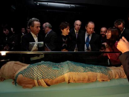 Asistentes a la exposición en el  Museo Arqueológico de Alicante (MARQ) , con una de la momias de la exposición sobre el arte funerario en el Antiguo Egipto.