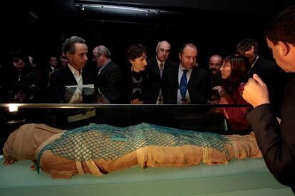 Asistentes a la exposición en el Museo Arqueológico de Alicante (MARQ) , con una de la momias de la exposición sobre el arte funerario en el Antiguo Egipto.