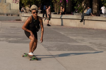 Personas pasan la tarde en el Parque México en la Colonia Condesa, una de las más caras de Ciudad de México, en febrero de 2022.