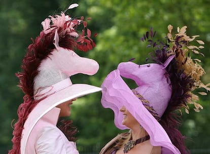 Dos mujeres, en el hipódromo de Ascot, donde se ven todo tipo de sombreros.