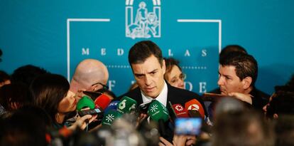 Pedro S&aacute;nchez a su llegada al acto de la Junta de Andaluc&iacute;a. 