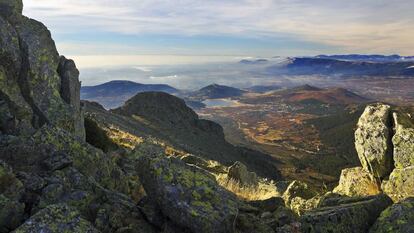 Vistas desde la cima de La Maliciosa, en la vertiente madrileña del parque nacional de la Sierra de Guadarrama.