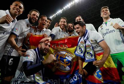 Los jugadores del Real Madrid festejan el título de Liga en el estadio La Rosaleda, en Málaga.