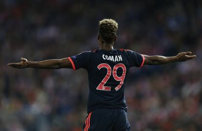 Kingsley Coman del Bayern de Múnich protesta después de una jugada.