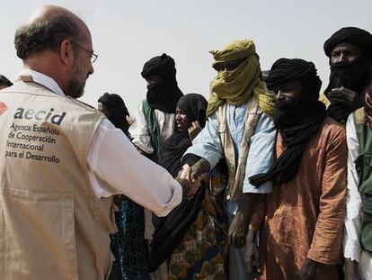 Miembros de la Agencia Española de Cooperación y Desarrollo visitan el campamento de Tabareybarey (Níger), poblado por más de 6.000 personas, de los cuales el 26% son niños menores de 11 años. La AECID inició en 2012 un programa de financiación para mejorar sus condiciones de vida.