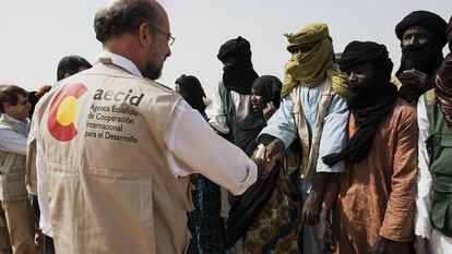 Miembros de la Agencia Española de Cooperación y Desarrollo visitan el campamento de Tabareybarey (Níger), poblado por más de 6.000 personas, de los cuales el 26% son niños menores de 11 años. La AECID inició en 2012 un programa de financiación para mejorar sus condiciones de vida.