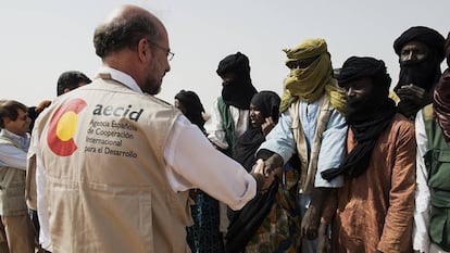 Miembros de la Agencia Española de Cooperación y Desarrollo visitan el campamento de Tabareybarey (Níger), poblado por más de 6.000 personas, de los cuales el 26% son niños menores de 11 años. La AECID inició en 2012 un programa de financiación para mejorar sus condiciones de vida.