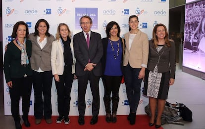 La directora general de Deportes, Ana Muñoz, Carolina Marín, bádminton, Maria José Rienda, esqui, el presidente de la Agencia Efe, José Antonio Vera; Teresa Zabel,vela, Conchita Martínez,tenis y Mariam Blasco, judo poco antes de la inauguración de la exposición de fotos de la Agencia EFE sobre mujer y deporte 'Reinas del esfuerzo' en la Casa del Lector.