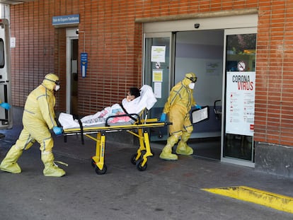 Un enfermo llega en camilla al hospital Severo Ochoa de Leganés, el pasado marzo.