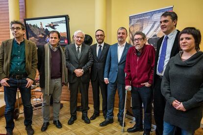 Paco Camarasa, con suéter rojo, con los seis concejales de Cultura del Consistorio y la actual regidora del distrito de Cciutat Vella, Gala Pin.