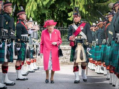 La reina Isabel II pasa revista a la Compañía Balaklava, durante la ceremonia oficial de bienvenida en Balmoral.