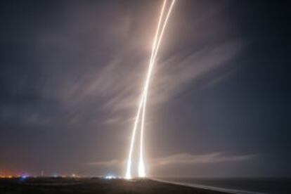 Fotograf&iacute;a de larga exposici&oacute;n en la que se aprecia, en el cielo nocturno de Florida, la doble traza del cohete Falcon9: la de ascenso y la de regreso controlado, diez minutos m&aacute;s tarde, de la primera etapa del lanzador.