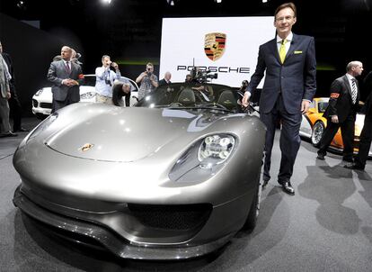 El presidente de Porsche junto al modelo Spyder 918 que será presentado en el Salón.