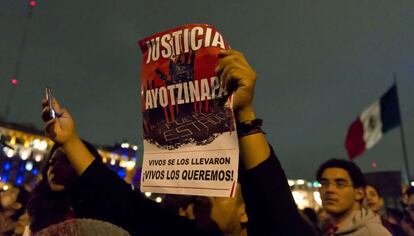 Un manifestante muestra un letrero durante la protesta en el Zócalo.