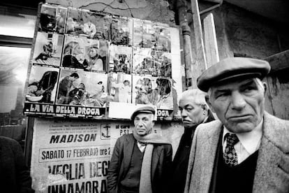 El fotógrafo Jordi Socías expone un resumen de sus 50 años de trayectoria en la Sala Canal de Isabel II. Retratos, su trabajo en prensa, su fotografía de cine, viajes... En la imagen, fotografía titulada 'Racalmuto', tomada en Sicilia, en 1979.
