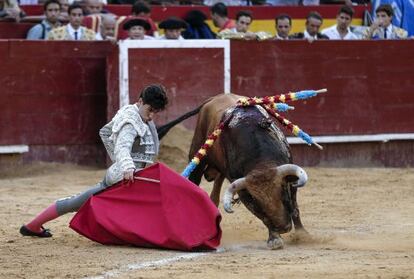 Álvaro Lorenzo da un pase al tercero de la tarde, al que cortó una oreja, ayer en la Feria de Julio en Valencia.