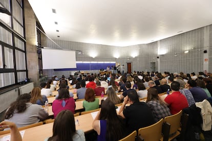 Examen para opositores a las plazas en Correos, en una de las aulas de la Facultad de Biología de la Universidad Complutense de Madrid.