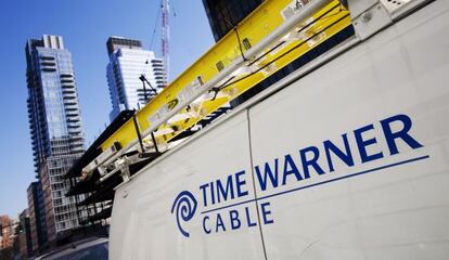 Un camión de Time Warner Cable, aparcado en Nueva York.