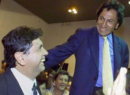 Los candidatos presidenciales Alan García y Alejandro Toledo, tras la primera vuelta electoral de 2001.